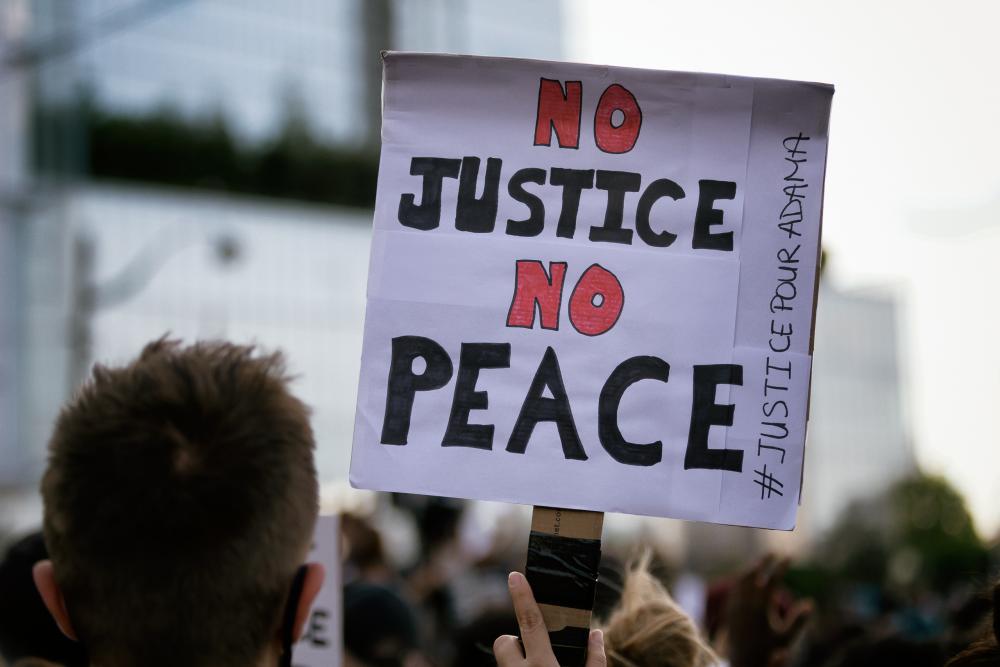Manifestation pour la justice pour Adama Traore et George Floyds.